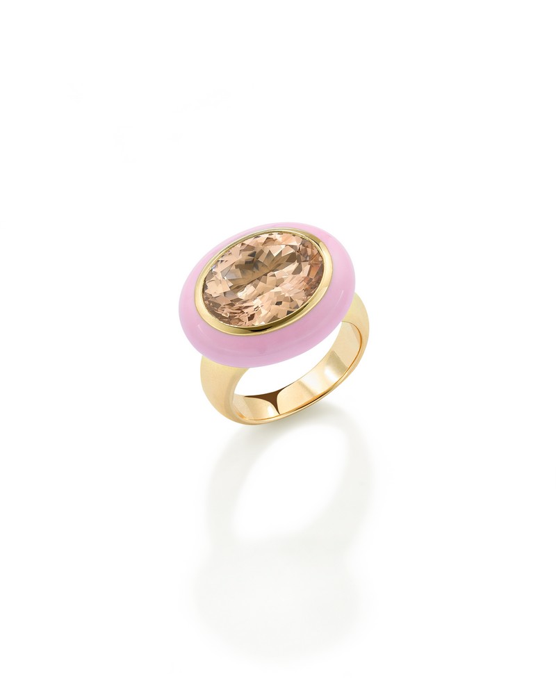 Anello realizzato in oro giallo 14kt con morganite da 5,88 carati. Il bordo in smalto rosa chiaro accompagna la pietra centrale di Robinson Pelham