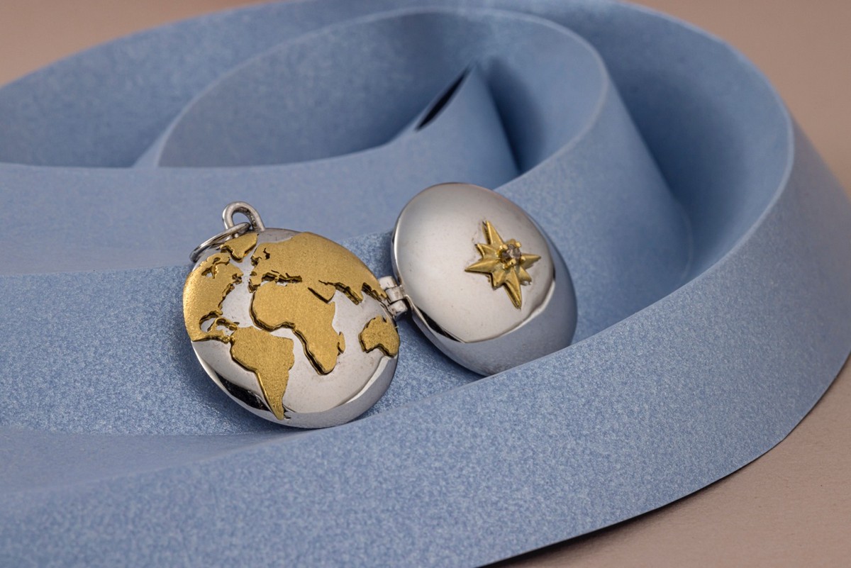 Ciondolo con mappa del mondo e rosa dei venti di Latitude Jewelry
