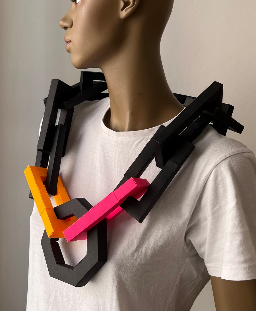 Roberto Zanon, Collana Volumetrica con Bracciale Ettagono, 2022. Collana e Bracciale in cartoncino, taglio plotter.