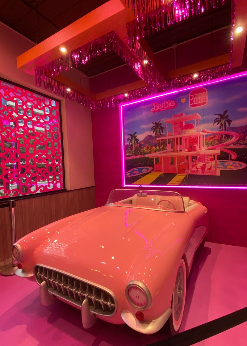 Corvette rosa di Barbie esposta in un Burger King di San Paolo, in Brasile
