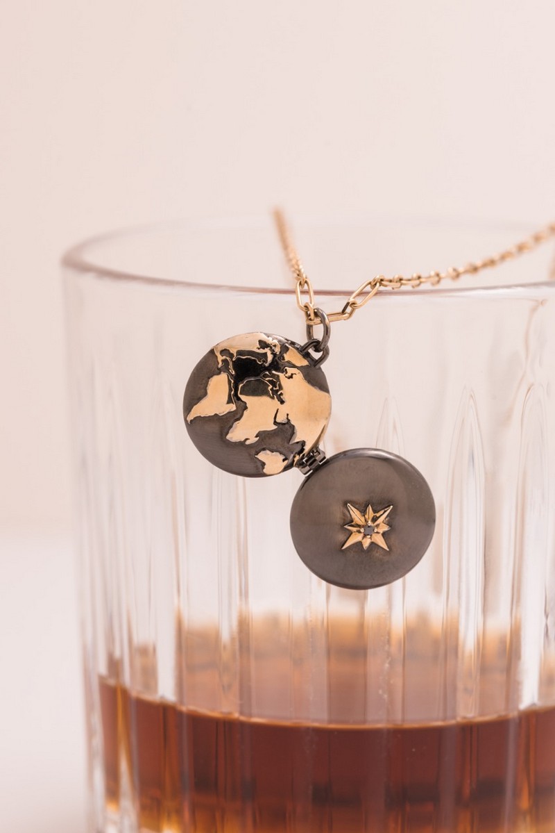 Ciondolo con mappa del mondo e rosa dei venti di Latitude Jewelry