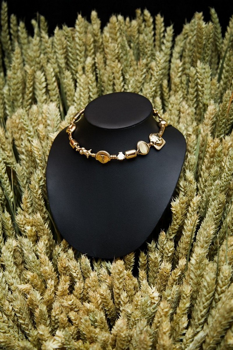 La collana in oro e diamanti di GUNIA Project che si ispira all’antica cultura tripilliana. (Photo courtesy of Jewels Basel)