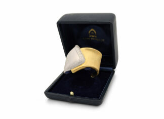 Dagli anni ’60 alla vendita da Hancocks: il bracciale in oro di Mario Buccellati è il gioiello del mese di luglio Il bracciale bicolore Buccellati, realizzato intorno al 1960.