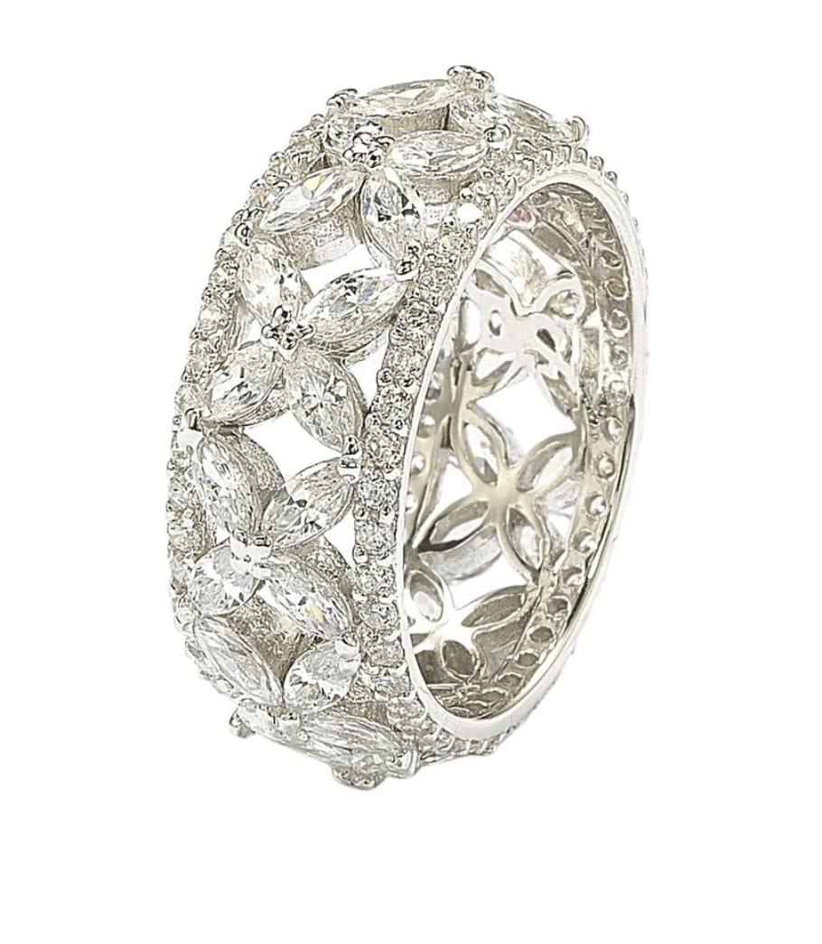 Anello a fascia “Floral Eternity” con cubic zirconia, collezione Diamondesque di Suzy Levian.