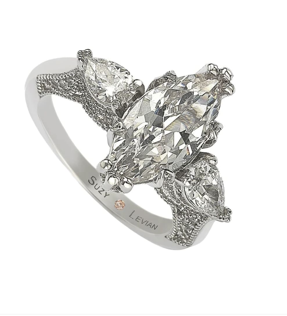 Anello di fidanzamento con cubic zirconia taglio marquise, collezione Diamondesque di Suzy Levian.