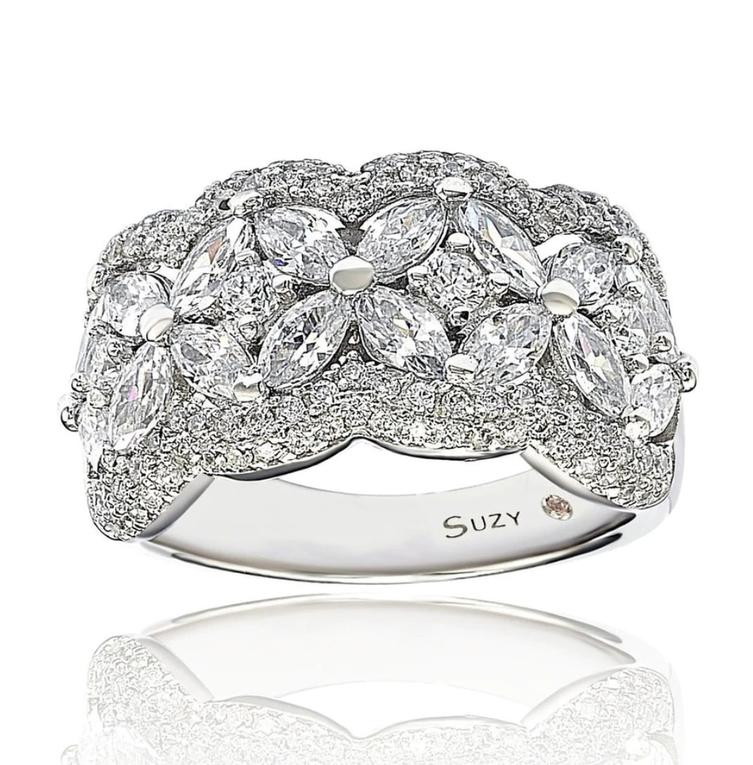 Anello floreale con cubic zirconia bianco, collezione Diamondesque di Suzy Levian.