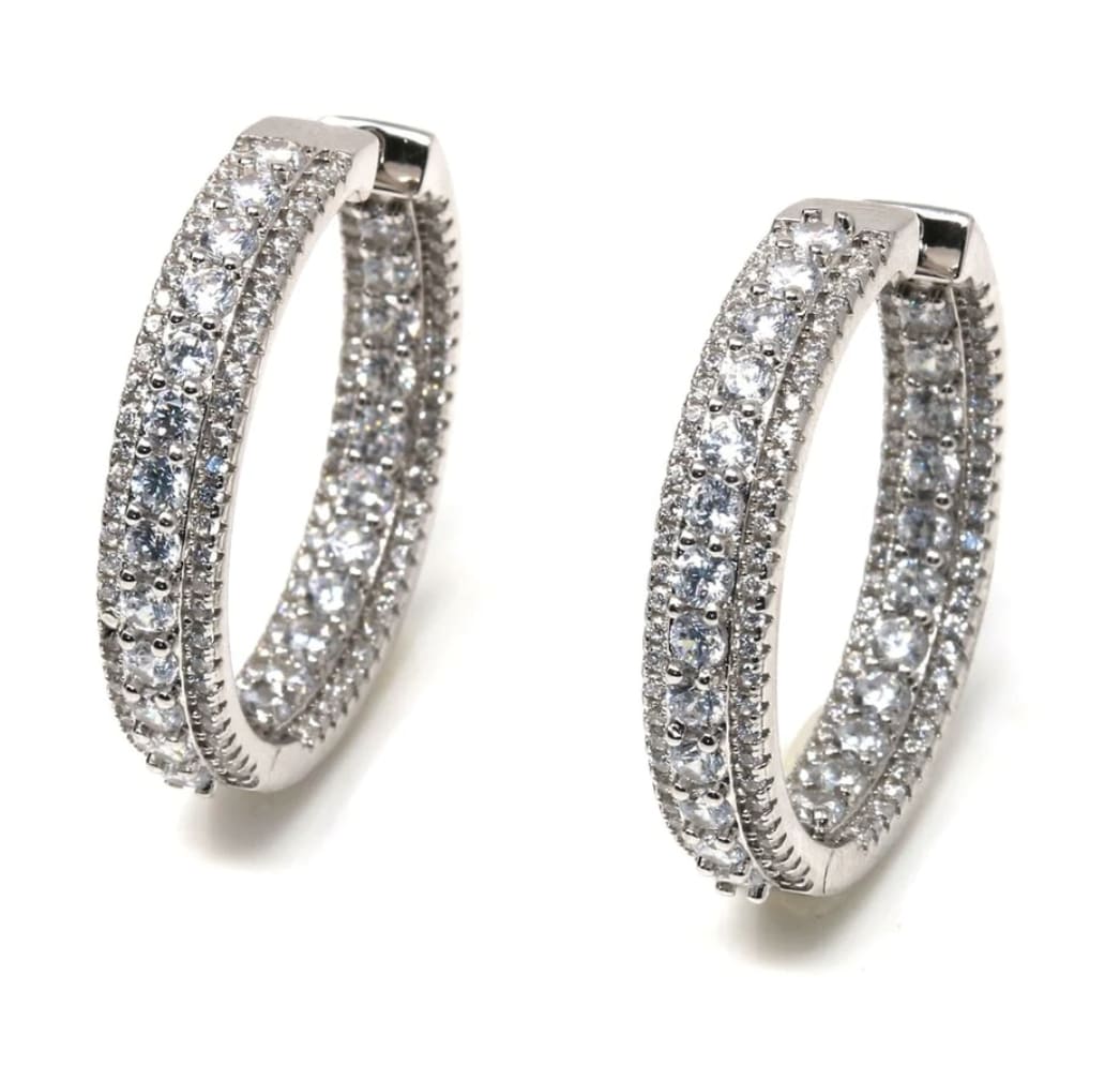 Orecchini a cerchio con tre file di cubic zirconia taglio tondo, collezione Diamondesque di Suzy Levian.
