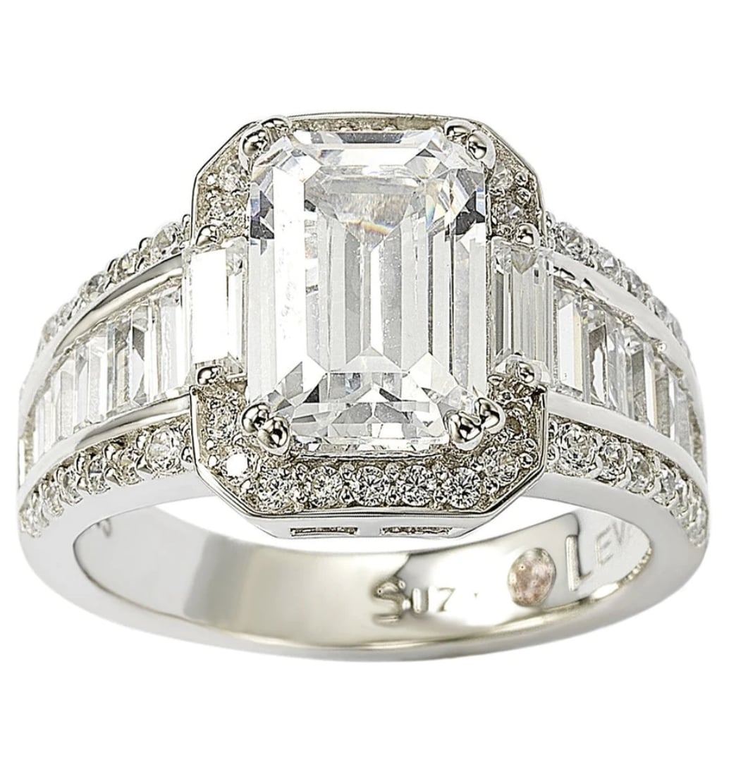 Anello di fidanzamento con cubic zirconia bianco taglio smeraldo, collezione Diamondesque di Suzy Levian.