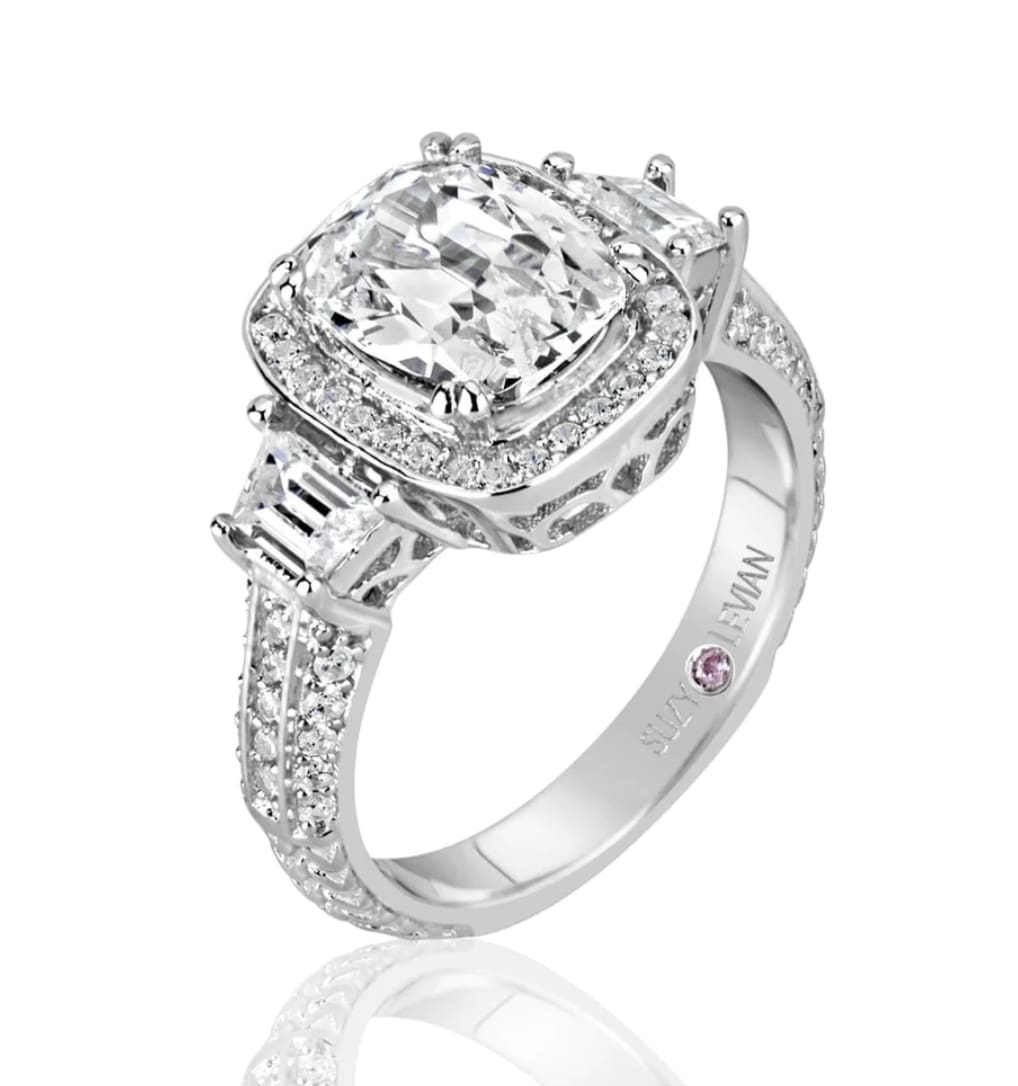 Anello nuziale con cubic zirconia taglio cuscino allungato, collezione Diamondesque di Suzy Levian.
