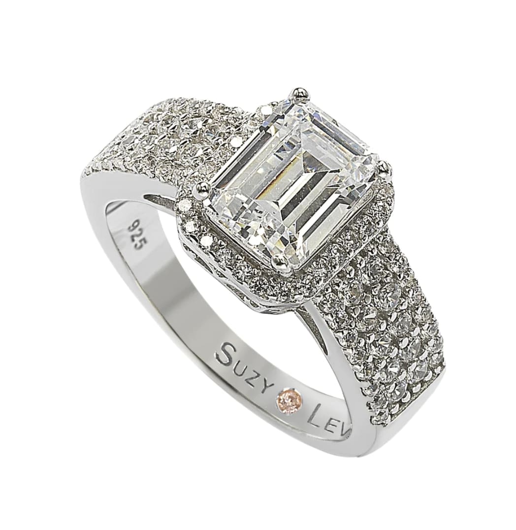 Anello di fidanzamento con cubic zirconia taglio a smeraldo, collezione Diamondesque di Suzy Levian.