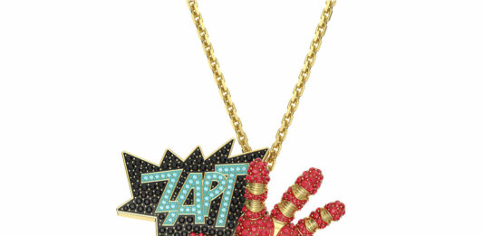 Gioielli “supereroici”: alla scoperta dei gioielli e delle statue Swarovski dedicate ai miti Marvel Ciondolo-spilla Swarovski dedicato ad Iron Man.