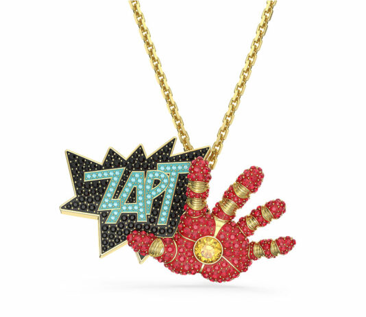 Gioielli “supereroici”: alla scoperta dei gioielli e delle statue Swarovski dedicate ai miti Marvel Ciondolo-spilla Swarovski dedicato ad Iron Man.