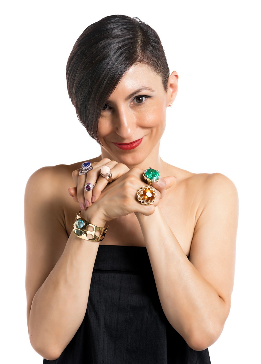 Eleonora Federici, ritratto della designer con indosso i suoi gioielli. 