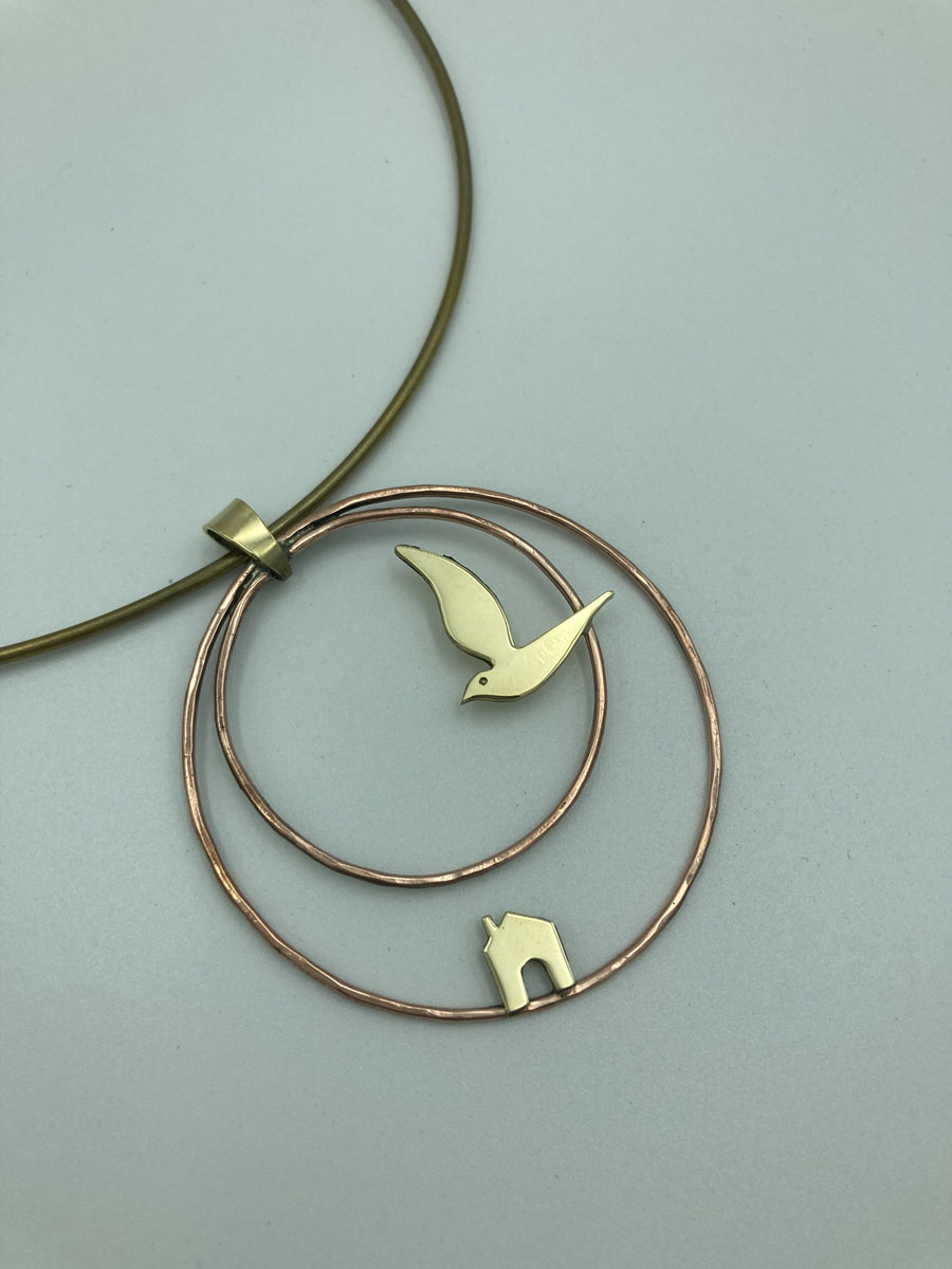 Riccardo Dalisi con Avventura di Latta, Origini. Collana in metallo povero.