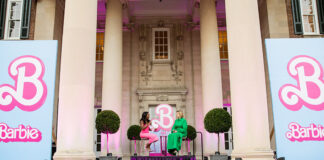 L’era del Barbiecore: un trend tutto da scoprire che ha influenzato designer e brand La regista Greta Gerwig in un evento di presentazione del film Barbie nel Regno Unito.