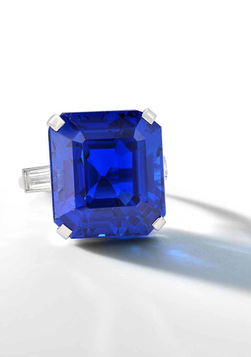 Anello Cartier con zaffiro blu e diamanti a baguette