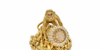 Le straordinarie collezioni di gioielli Cartier e David Webb della famiglia Mellon: una storia di lusso e magnificenza Orologio da tavolo di David Webb in oro, rubini e diamanti.