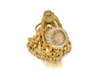 Le straordinarie collezioni di gioielli Cartier e David Webb della famiglia Mellon: una storia di lusso e magnificenza Orologio da tavolo di David Webb in oro, rubini e diamanti.