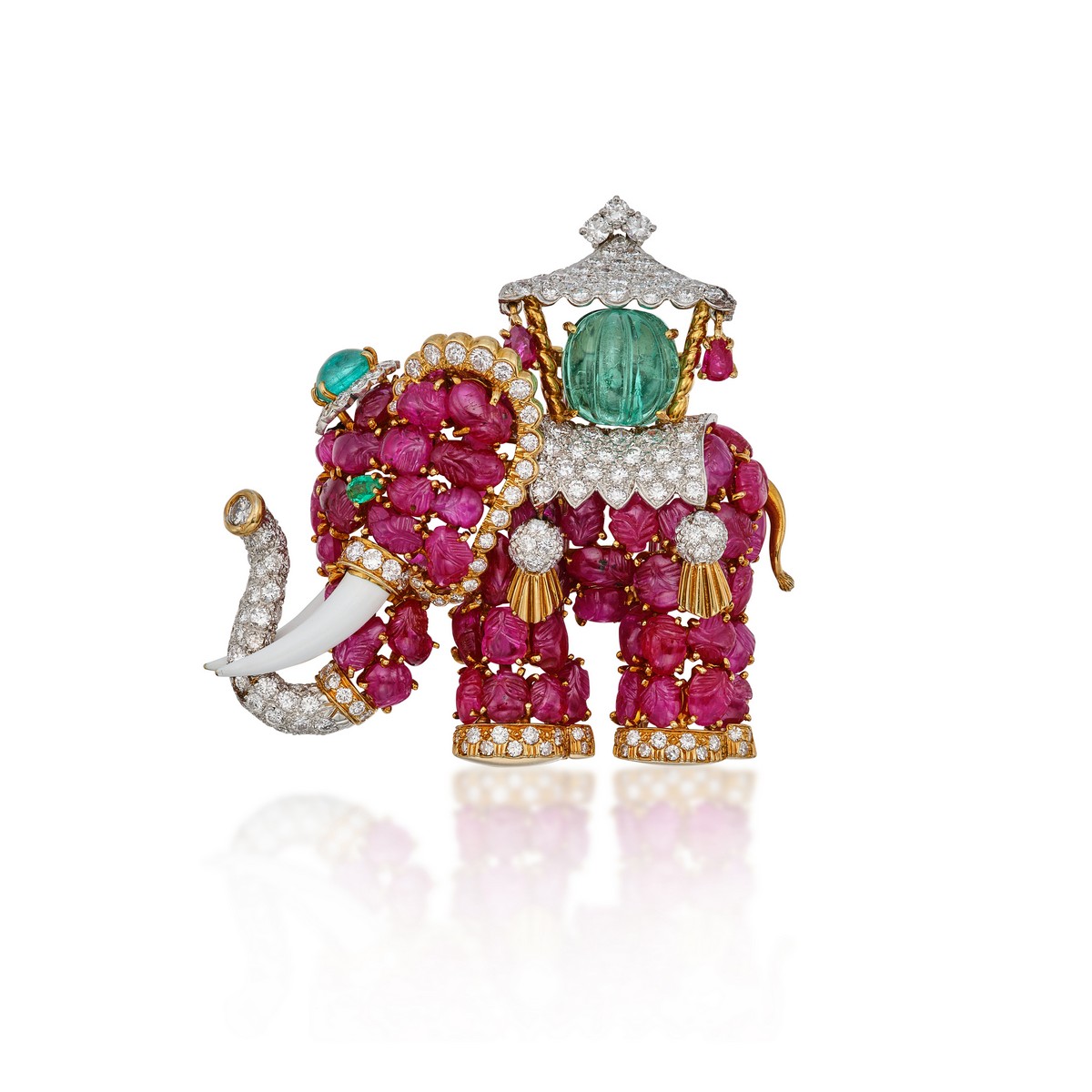 Spilla a forma di elefante con rubini, smeraldi e diamanti di David Webb, 1965.