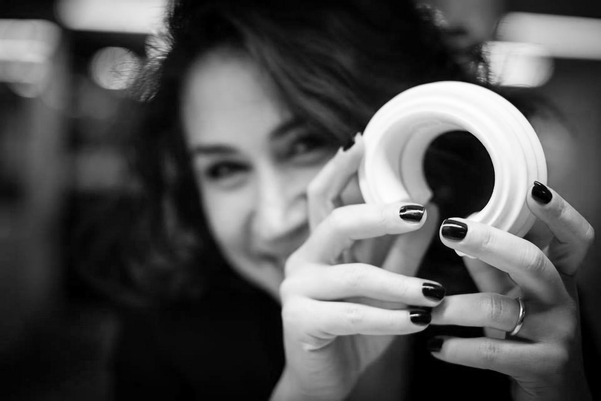 Nobahar Design, Designer con Rebirth of lotus cuff.