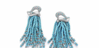 Naomi Sarna: dalle gemme ai gioielli. L’artista che, attraverso l’intaglio, rende la gemma struttura dei gioielli Naomi Sarna, Turquose Tassel Earrings.