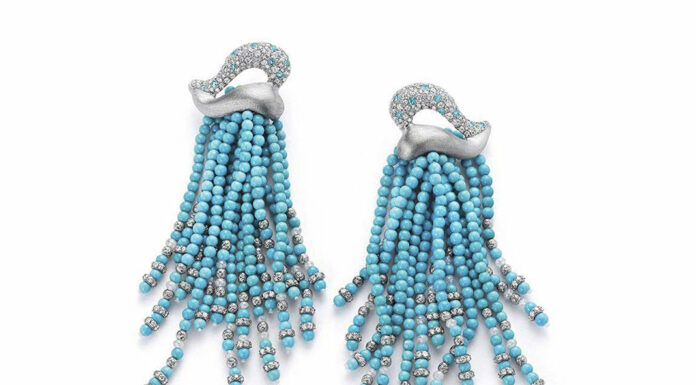 Naomi Sarna: dalle gemme ai gioielli. L’artista che, attraverso l’intaglio, rende la gemma struttura dei gioielli Naomi Sarna, Turquose Tassel Earrings.