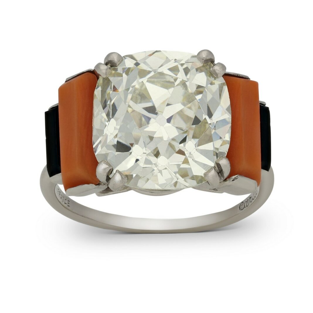 Anello Cartier del 1930 con montatura in platino, diamante taglio brillante “old mine”, corallo e onice nera