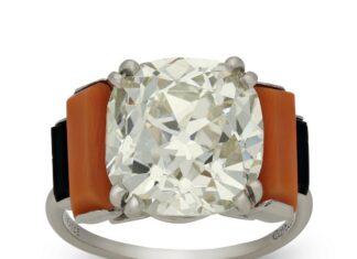 Un anello Art Déco di Cartier del 1930 è il gioiello d’epoca scelto ad agosto da Hancocks Anello Cartier del 1930 con montatura in platino, diamante taglio brillante “old mine”, corallo e onice nera