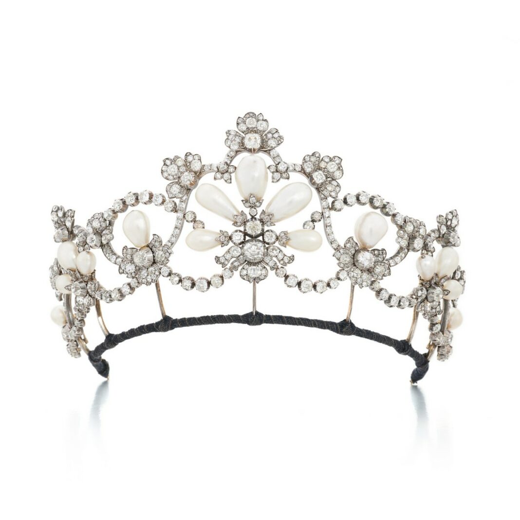 Natural pearl and diamond tiara, Köchert, circa 1900, Estimate CHF 270,000 - 450,000 Tiara di perle e diamanti, Köchert, 1900 circa.