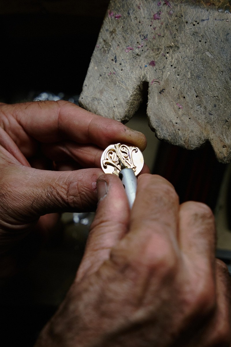 Realizzazione dei bottoni gioiello nel laboratorio orafo toscano