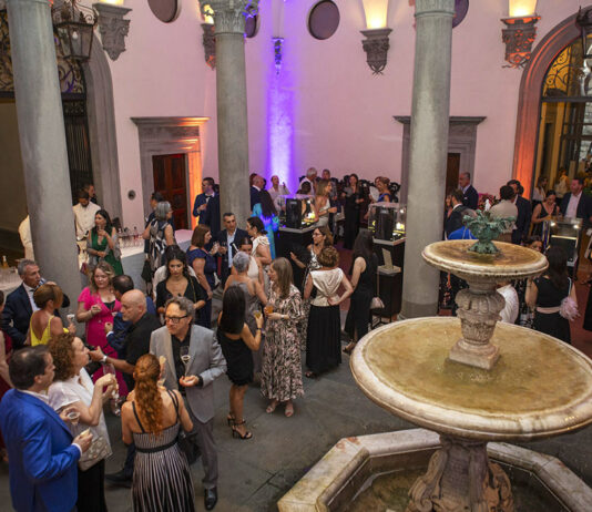 Annamaria Cammilli festeggia quarant’anni di carriera nella magica Firenze e presenta l’anello celebrativo dedicato alla città Palazzo Gondi a Firenze per l'evento di Annamaria Cammilli