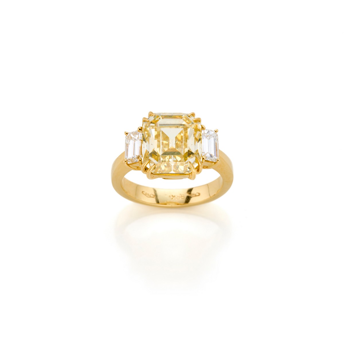 Anello in oro giallo con diamante centrale fancy.