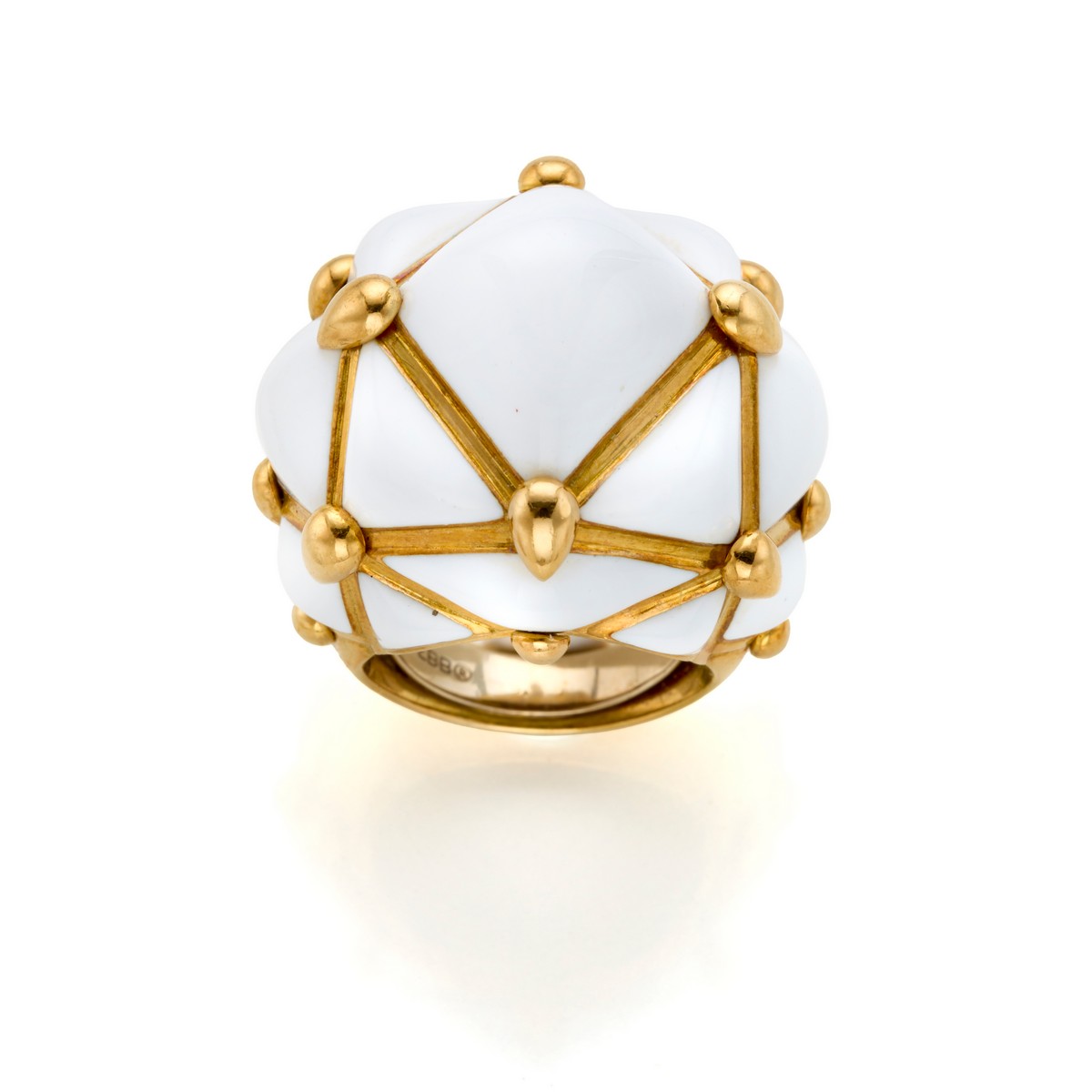 Anello David Webb in oro giallo e smalto bianco.