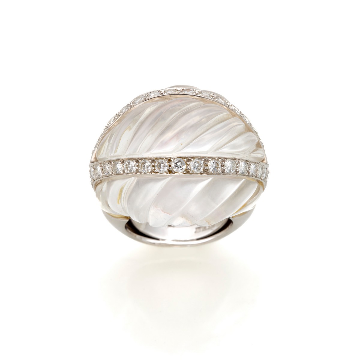 Anello David Webb in oro bianco e platino con cristallo di rocca e diamanti rotondi.