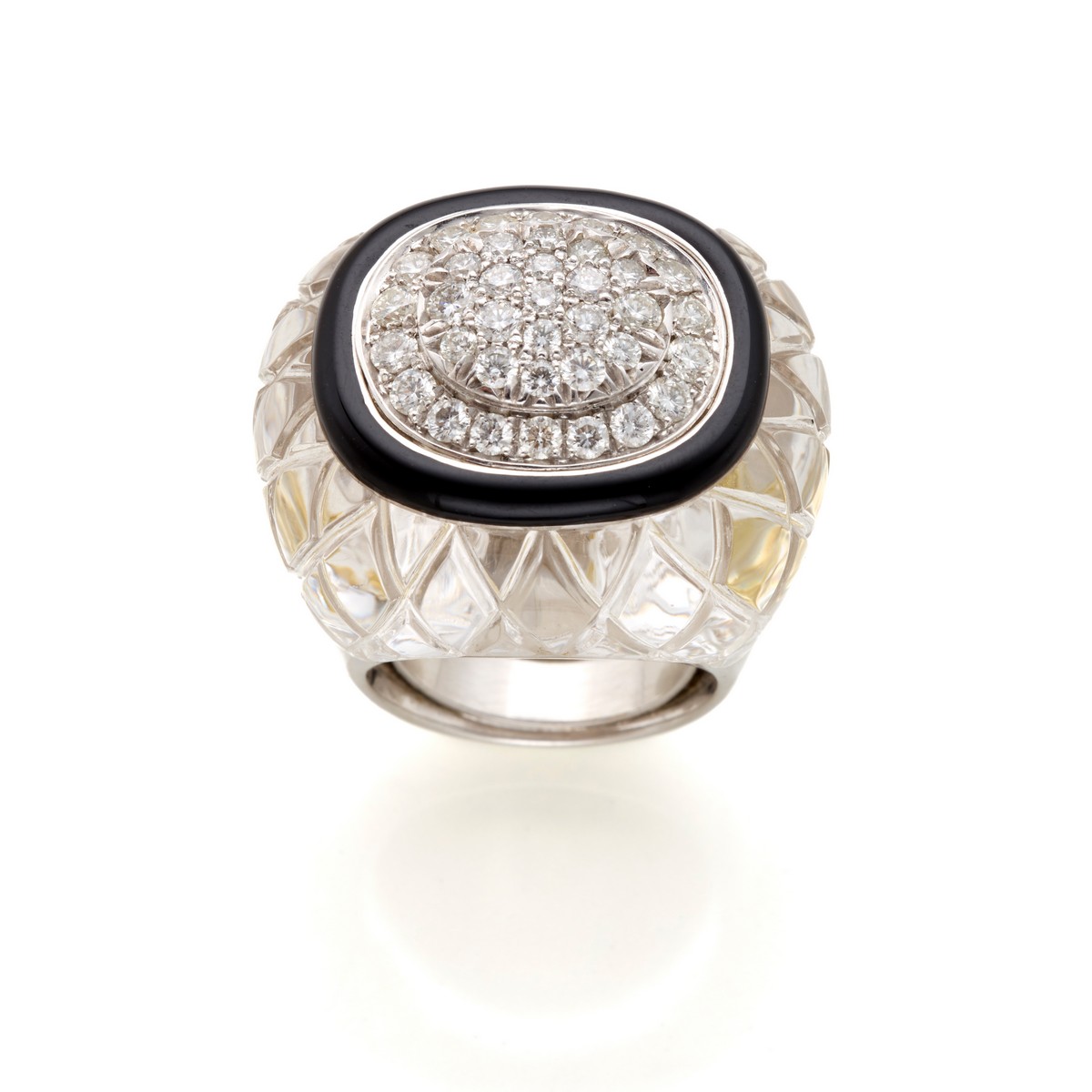 Anello David Webb in oro bianco e platino con cristalli di rocca, smalto nero e diamanti rotondi.
