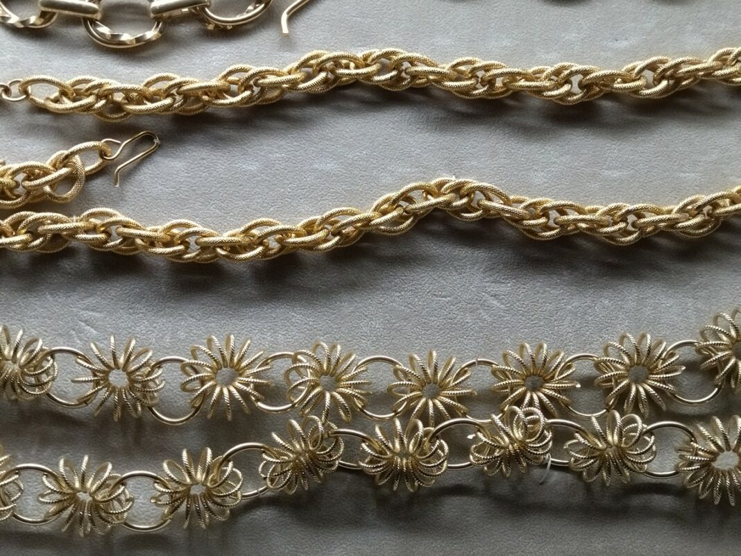Ispirazioni nodi-intrecci Ispirazioni nodi-intrecci.jpg D: Bijoux a forma di nodo: bracciali conservati all’interno del Museo di Bijoux di Casalmaggiore.