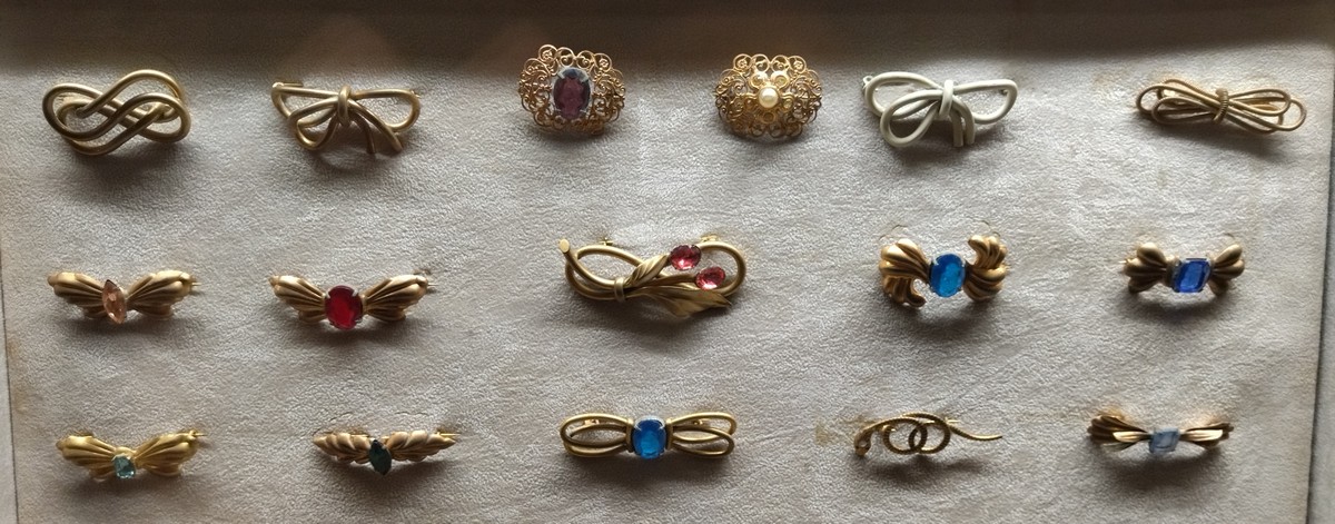 Bijoux a forma di nodo: anelli conservati all’interno del Museo di Bijoux di Casalmaggiore.