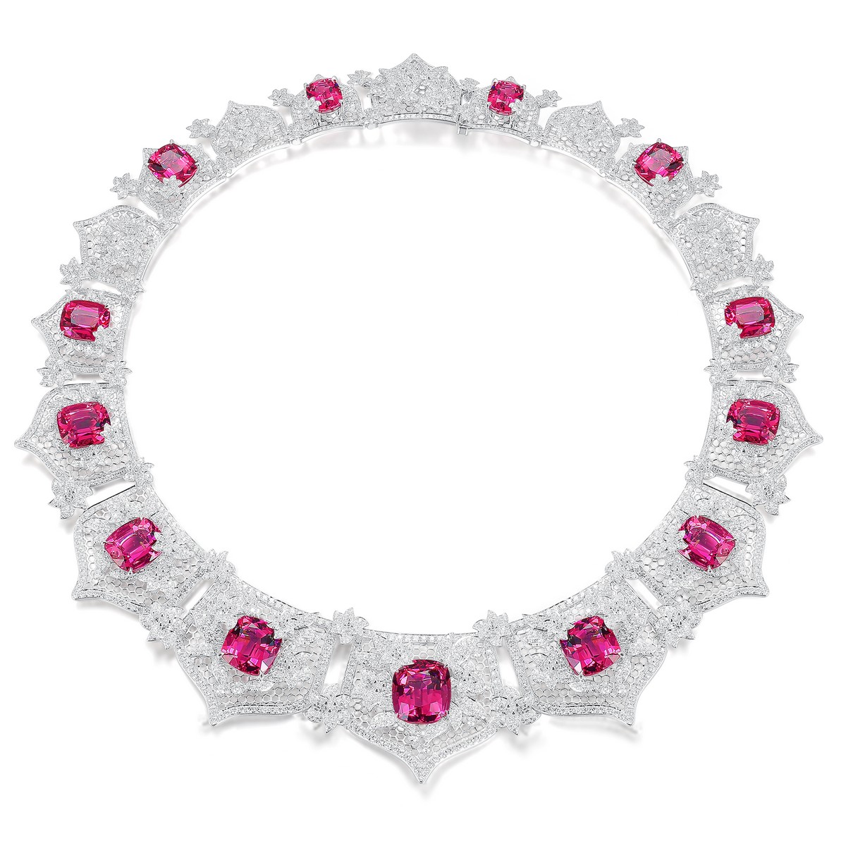 Collana “Iris Lace” in platino con diamanti e tourmaline rosa.