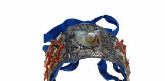 Gemme e gioielli, storia e design Collana Scabiosa. Argento, corallo, conchiglie, laminazione, traforo a tulle e saldatura. Progetto degli studenti del CdS Design per la Moda, Laboratorio di Design del Gioiello - DADI “Vanvitelli” Valentina De Rosa, Fortuna Galluccio, Eugenio Sorgente, Michela Ricupito, Terry Varvo, Maria Esposito. Realizzazione dagli allievi di Galdus Milano Mauro Ruocco, Paola Teri, Filippo Brugnoli. Linea di Ricerca GEOGIOIELLO DESIGN