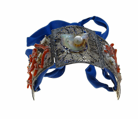 Gemme e gioielli, storia e design Collana Scabiosa. Argento, corallo, conchiglie, laminazione, traforo a tulle e saldatura. Progetto degli studenti del CdS Design per la Moda, Laboratorio di Design del Gioiello - DADI “Vanvitelli” Valentina De Rosa, Fortuna Galluccio, Eugenio Sorgente, Michela Ricupito, Terry Varvo, Maria Esposito. Realizzazione dagli allievi di Galdus Milano Mauro Ruocco, Paola Teri, Filippo Brugnoli. Linea di Ricerca GEOGIOIELLO DESIGN