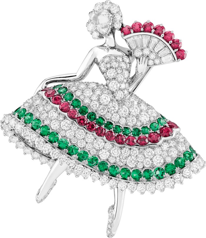 Clip ballerina “Éventail”. Oro bianco, rubini, smeraldi, diamanti.