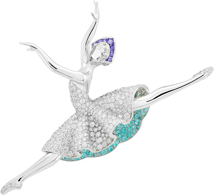 Clip ballerina “Giselle”. Oro bianco, zaffiri malva, tormaline verdi, diamanti.