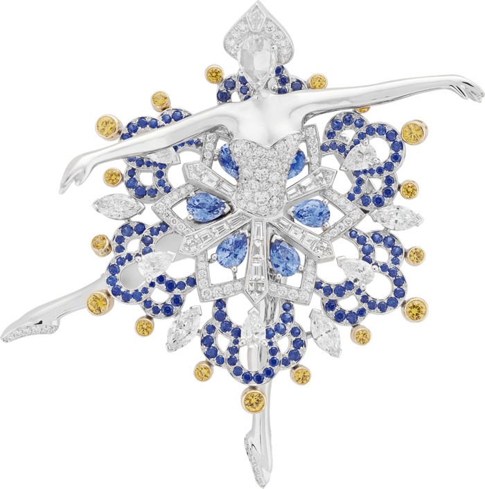 Clip ballerina “Flocon de neige”. Oro bianco, oro giallo, zaffiri blu e gialli, diamanti.
