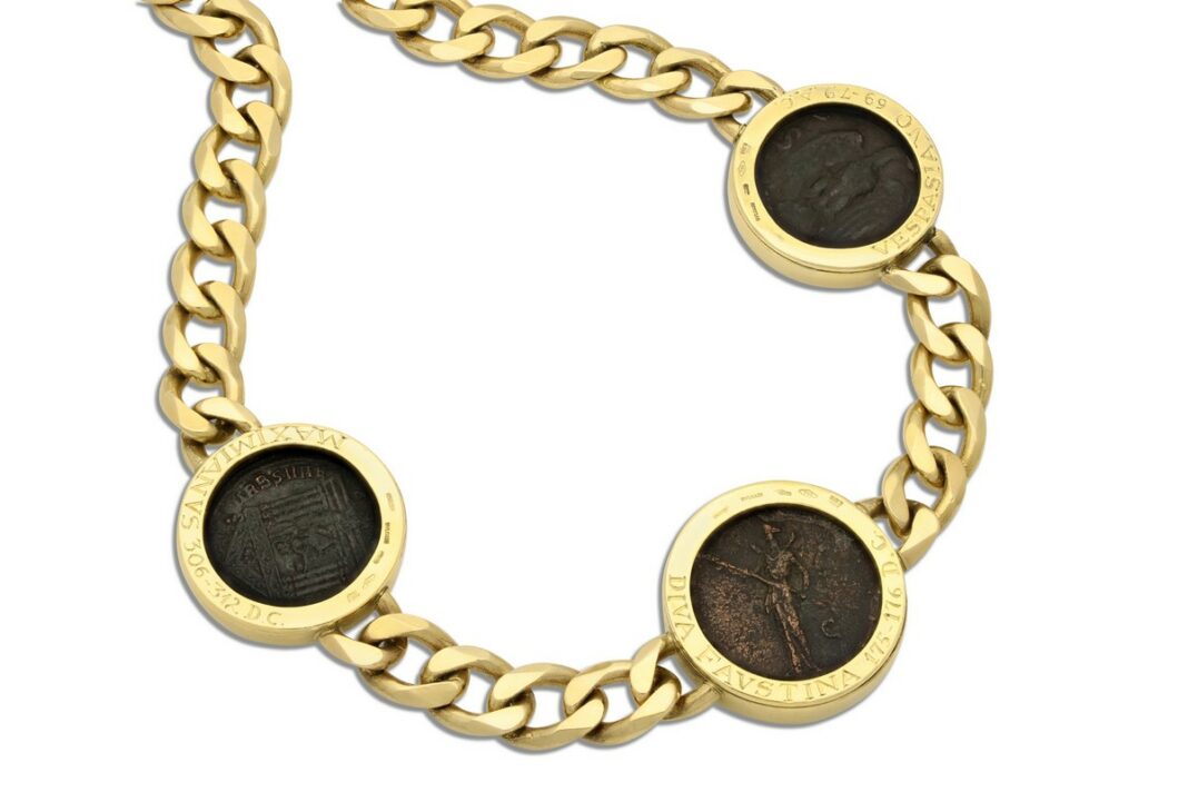 Le monete appartenenti dell’impero romano incastonate nella collana Bulgari. Moneta Sinistra: VESPASIANO 69-79 a.C. Moneta Centrale: DIVA FAVSTINA 175-176 d.C. Moneta Destra: MAXIMIANVS 306-312 d.C. - Hancocks London