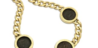 Tre antiche monete romane rinascono nella collana vintage Bulgari: il gioiello scelto da Hancocks a dicembre Le monete appartenenti dell’impero romano incastonate nella collana Bulgari. Moneta Sinistra: VESPASIANO 69-79 a.C. Moneta Centrale: DIVA FAVSTINA 175-176 d.C. Moneta Destra: MAXIMIANVS 306-312 d.C. - Hancocks London