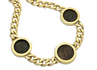 Tre antiche monete romane rinascono nella collana vintage Bulgari: il gioiello scelto da Hancocks a dicembre Le monete appartenenti dell’impero romano incastonate nella collana Bulgari. Moneta Sinistra: VESPASIANO 69-79 a.C. Moneta Centrale: DIVA FAVSTINA 175-176 d.C. Moneta Destra: MAXIMIANVS 306-312 d.C. - Hancocks London