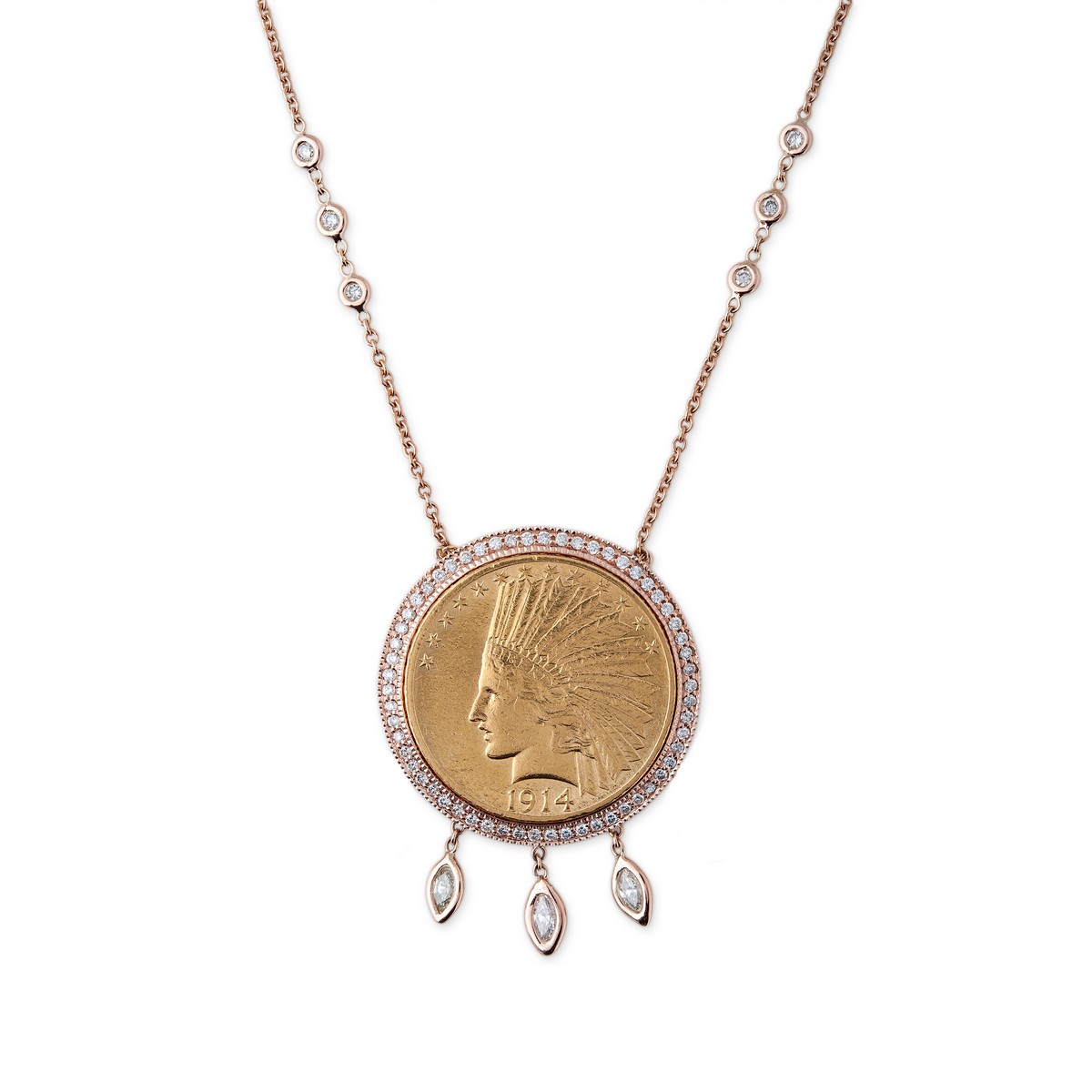 Collana con moneta, tre diamanti navette e sei diamanti nella catena.