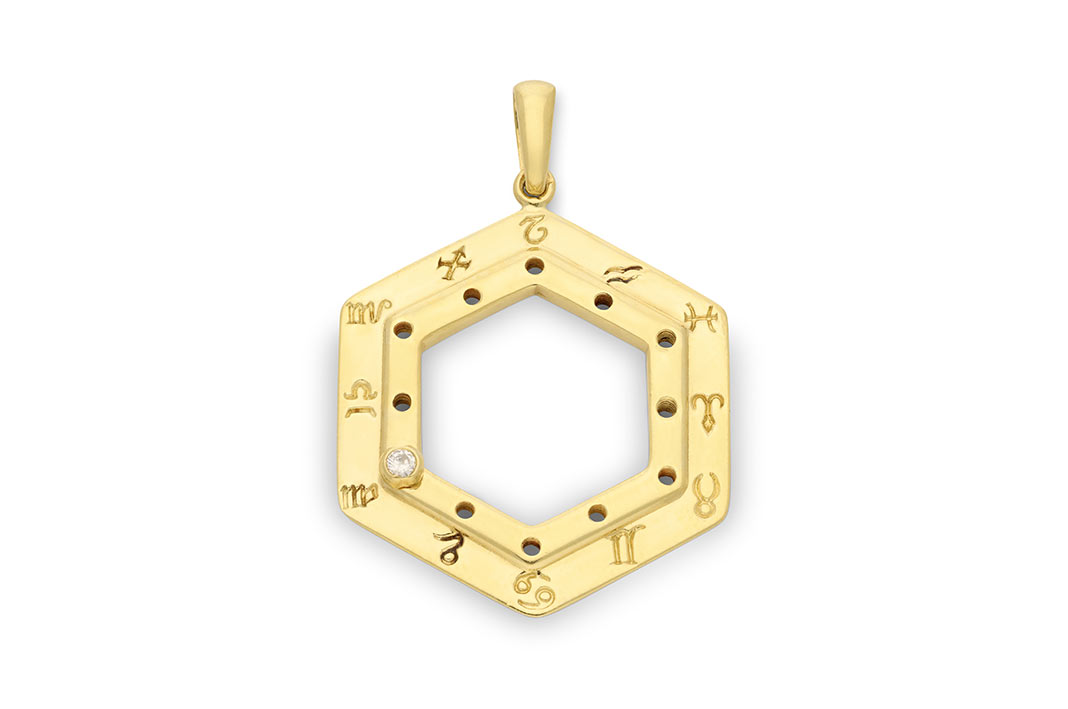 18ct-Gold-Zodiac-Pendant-by-Cartier-HOME Ciondolo esagonale Cartier dedicato ai segni zodiacali.