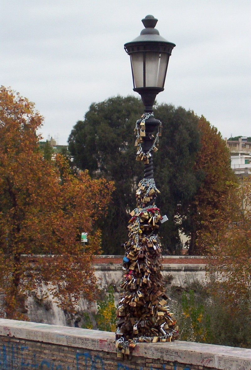 Lampione con lucchetti; Ponte Milvio, Roma