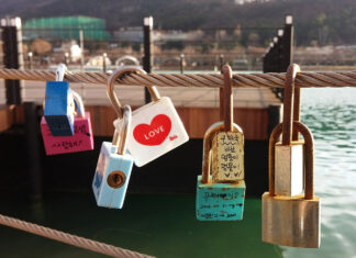 I ponti dell’amore: storie incantevoli di lucchetti e promesse senza fine Lucchetti dell’amore presso il lago Suseon a Daegu, in Corea del Sud